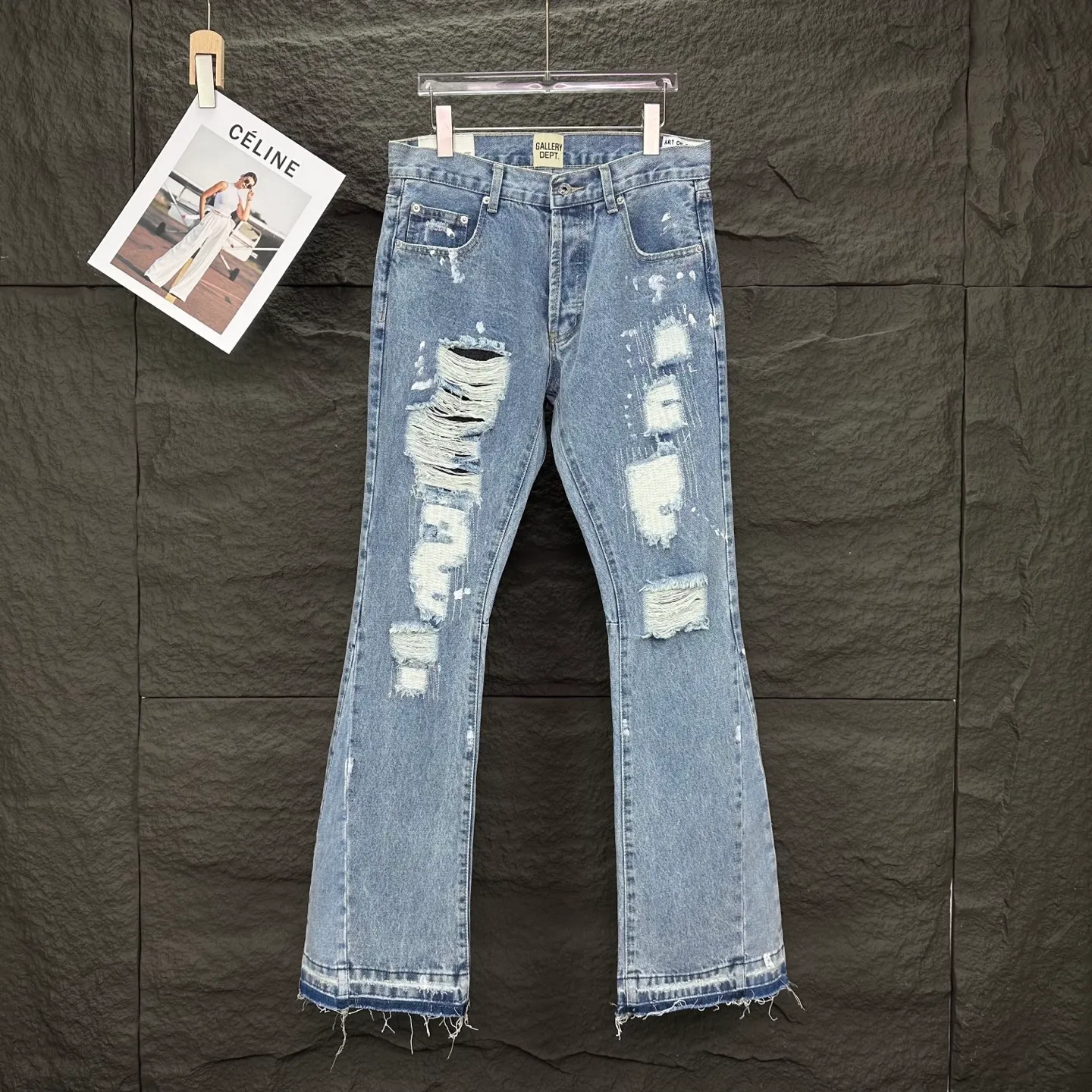 P250 GALLERY DEPT. 2025 New Ripped Holes, Hand-painted and Tangled Couple Style Loose Washed Flare Jeans 🔥High Version🔥High Version🔥 Top Ceiling Quality Styles with different washed textures are very friendly to people with thin legs and thick legs. The straight version is very flattering to the leg shape. Moderate length that never goes out of style, easy and casual to match, basic styling for various styles, a must-have in the wardrobe! The fabric is stiff but also makes the upper body soft without losing texture. The washing process is even more perfect. It is a must-have item for everyone! ! ! Washed wheat, hang tag, pants label, complete with three labels Color: light blue Size: 28, 30, 32, 34, 36 (five sizes)